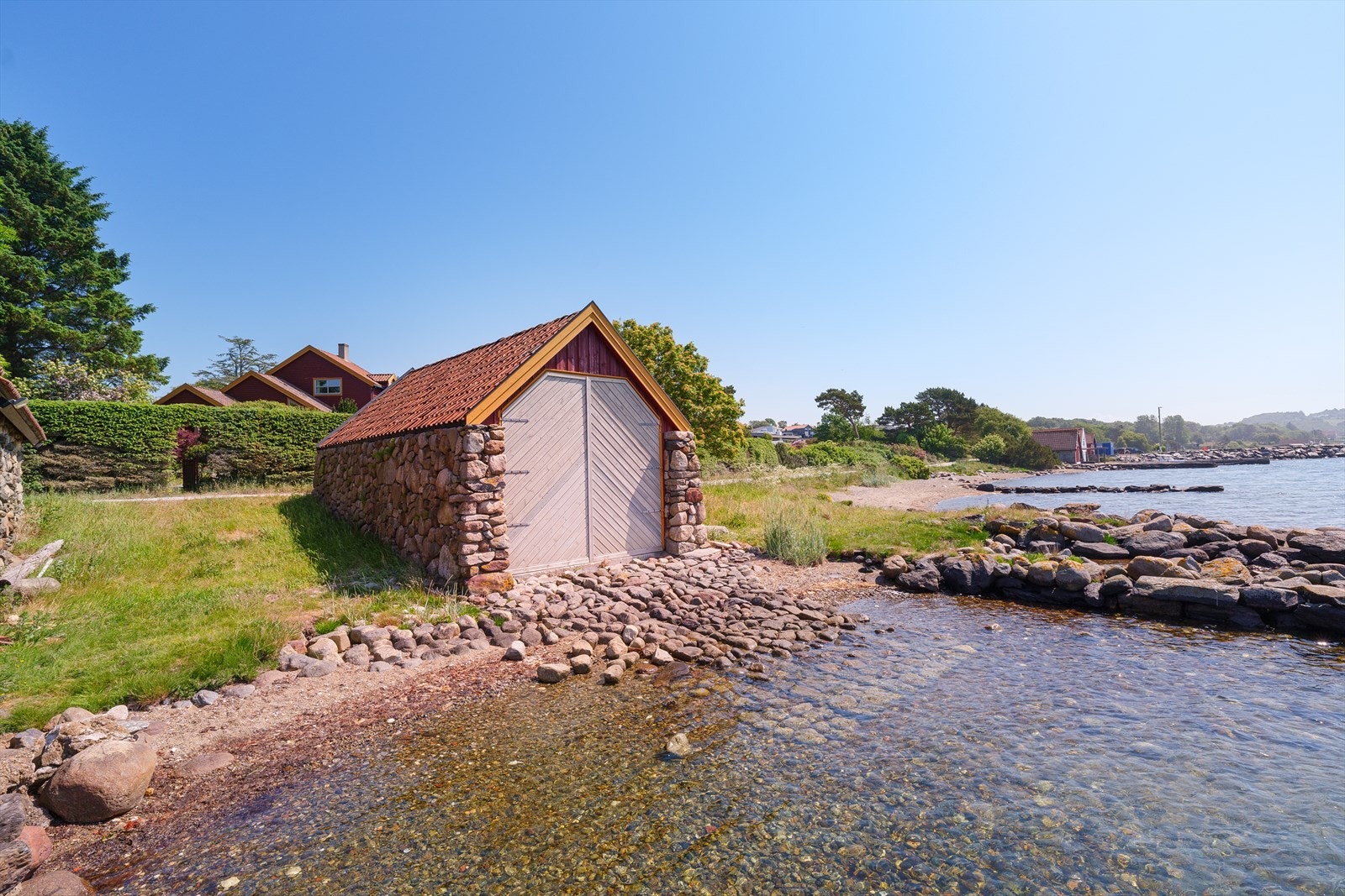 Naust og strandlinje Galleribilde