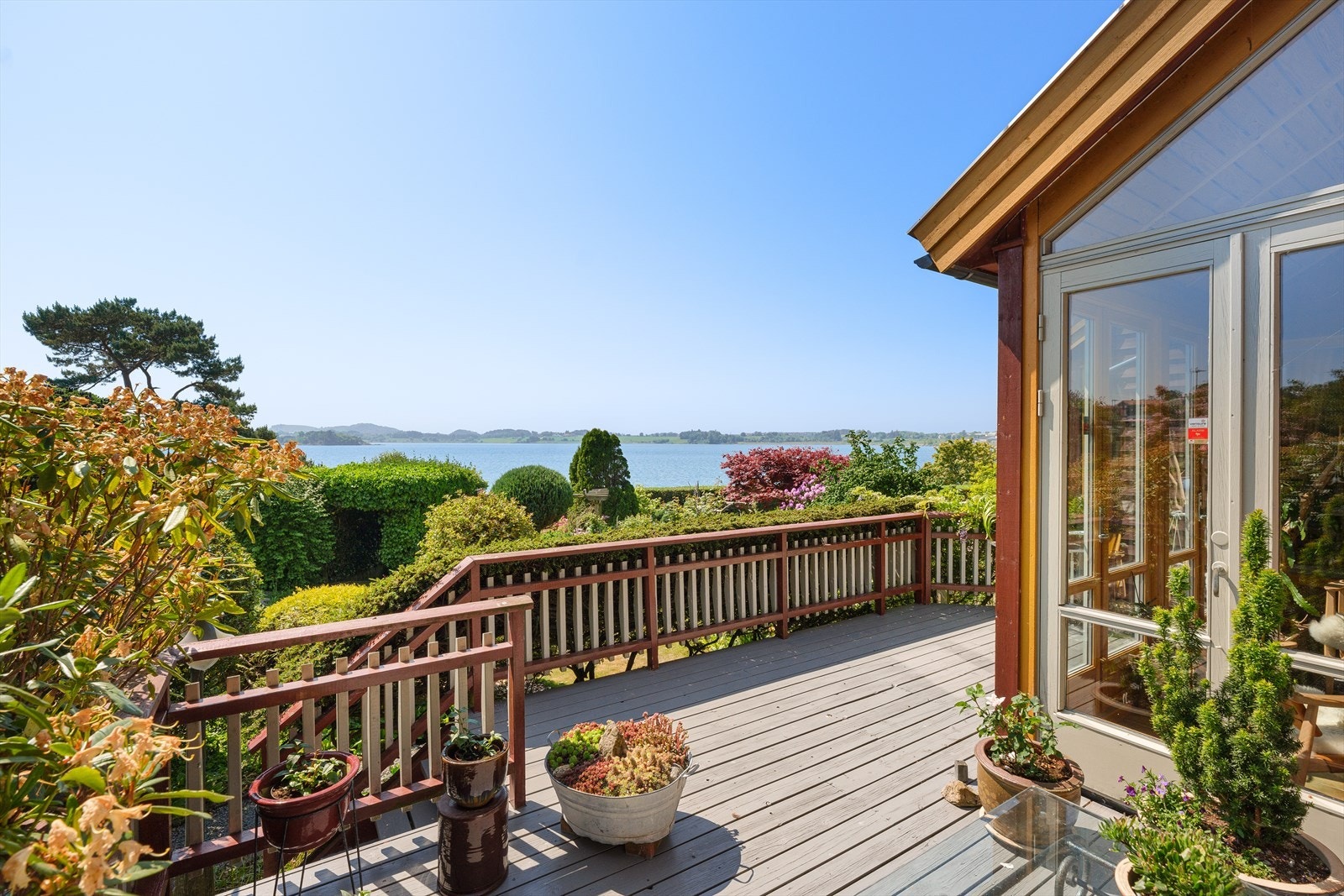 Nydelig beliggenhet ved sjøen. Fine lys- og solforhold. Galleribilde