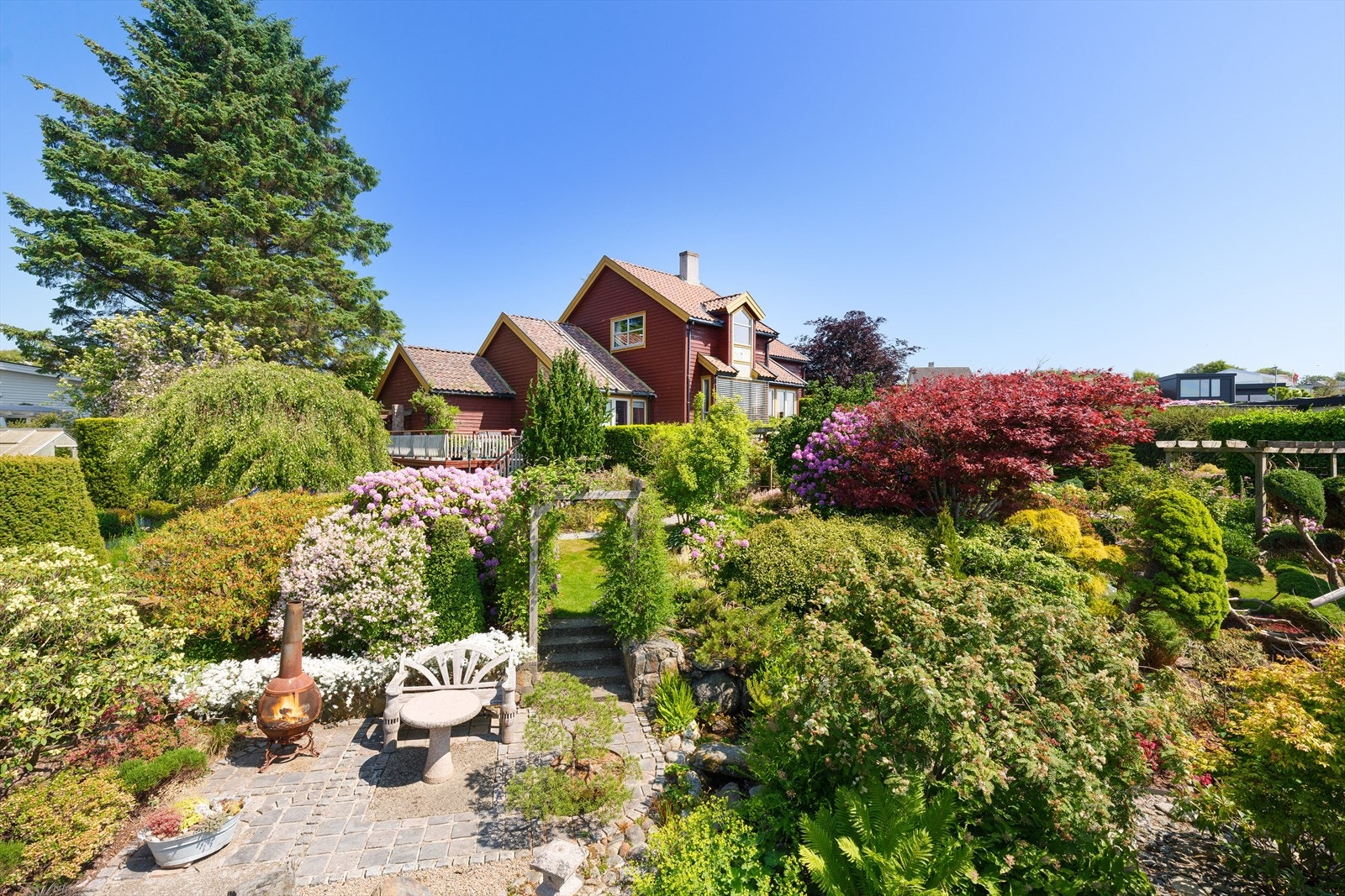 Eiendommen ligger nydelig til ved Hafrsfjord, med strandlinje og optimale solforhold - Et sted og en eiendom som må oppleves. Galleribilde