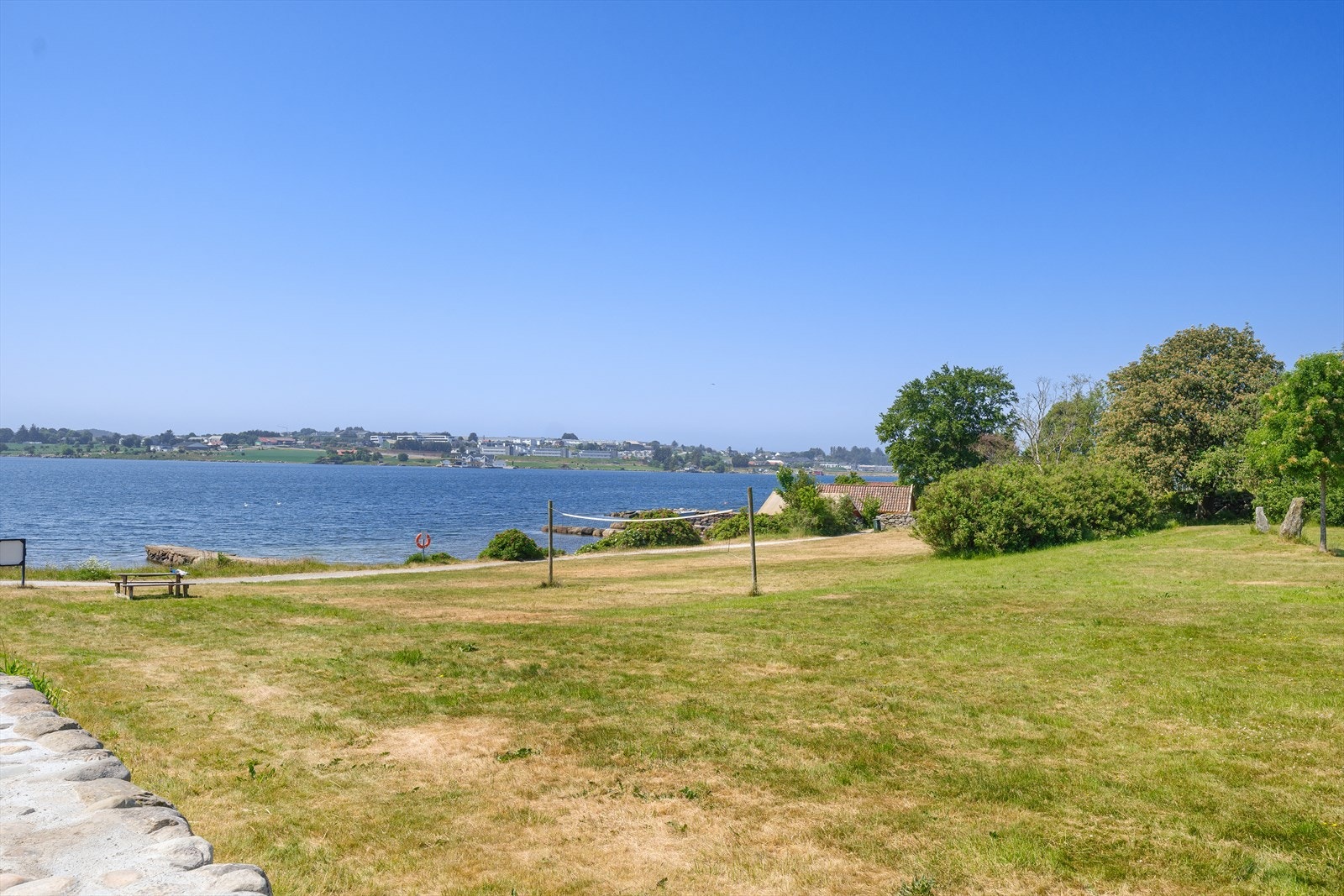 Fine friområder og strender like ved. Flott tursti langs Hafrsfjord som går helt fra Randaberg til Sola Galleribilde