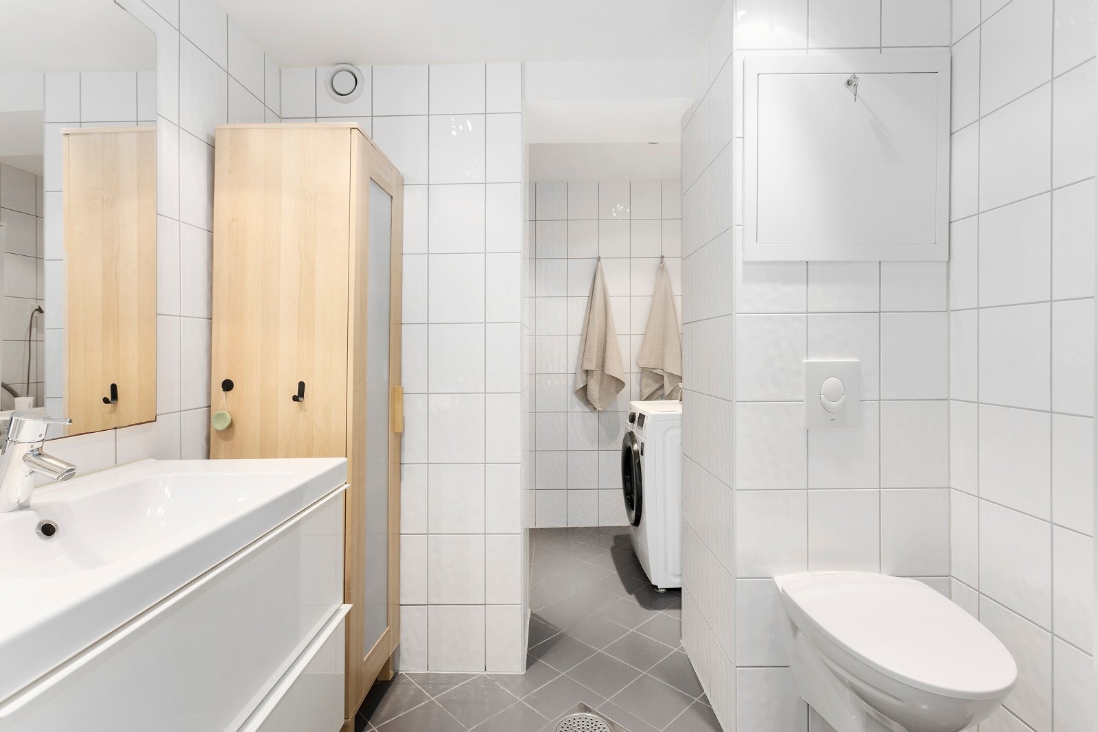Pent flislagt bad med gulvvarme, renovert i regi av borettslaget Galleribilde