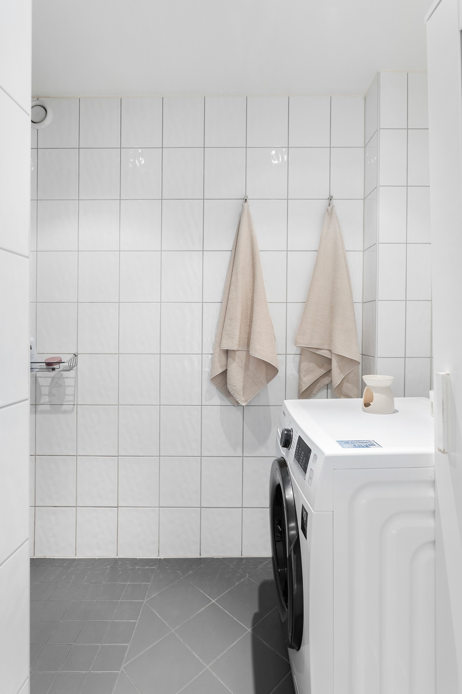 Det er opplegg for vaskemaskin på badet Galleribilde