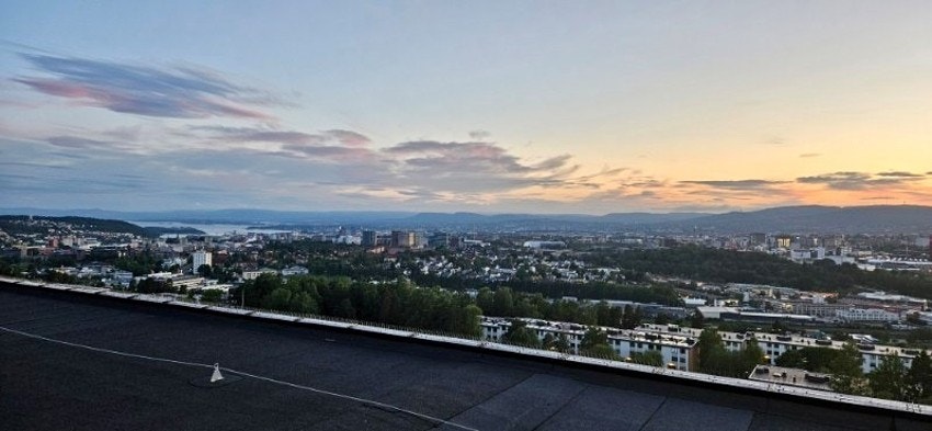 Takterrassen byr på en fantastisk og vidstrakt utsikt over hele Oslo, helt ned til Oslofjorden - bilde tatt av selger Galleribilde