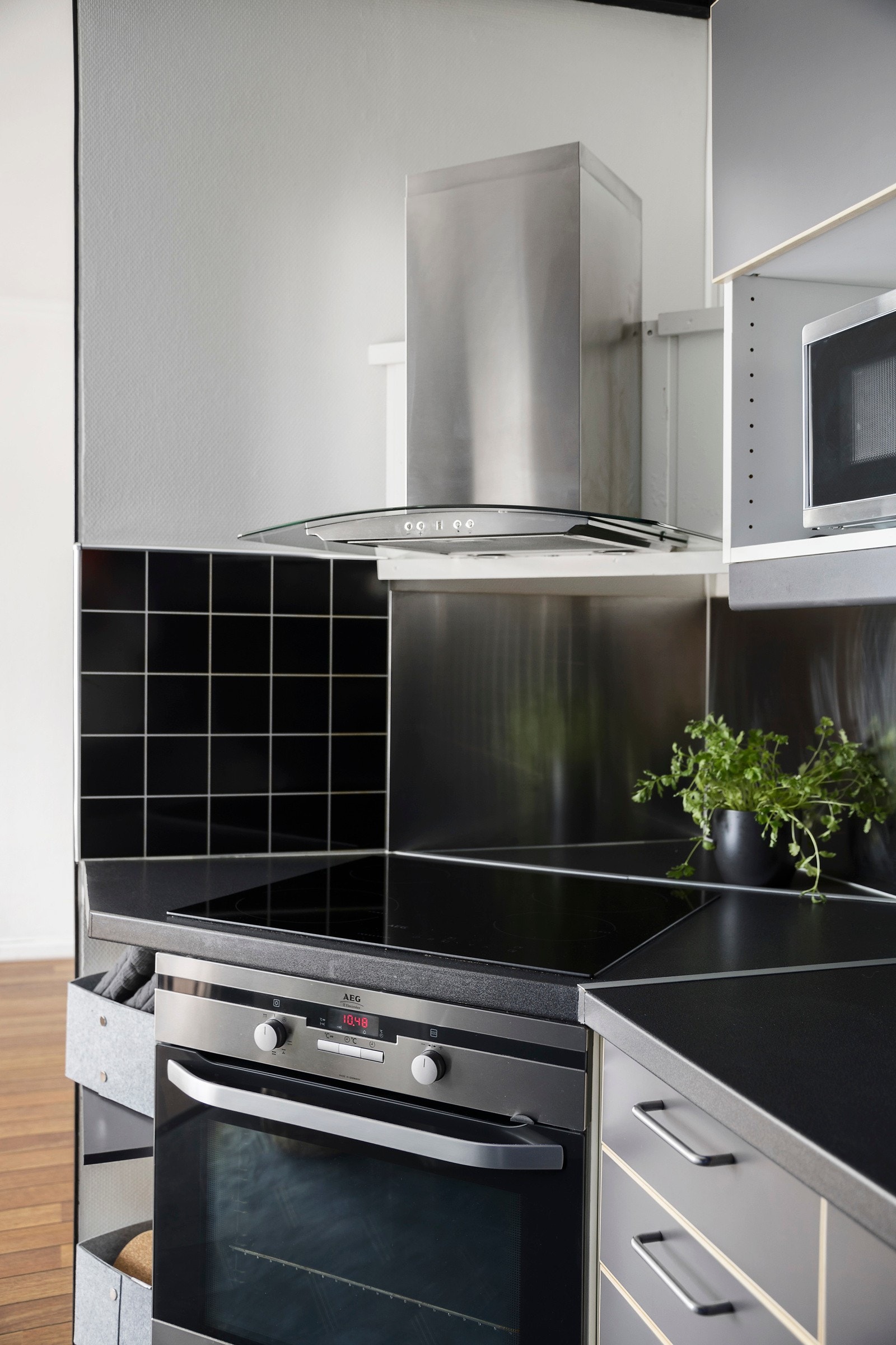 Integrert i innredeningen finner du stekeovn og nedsenket induksjonstopp. Vegghengt ventilator med kullfilter Galleribilde