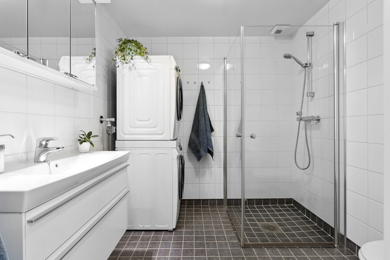 Pent, flislagt bad med varmekabler i gulv Galleribilde