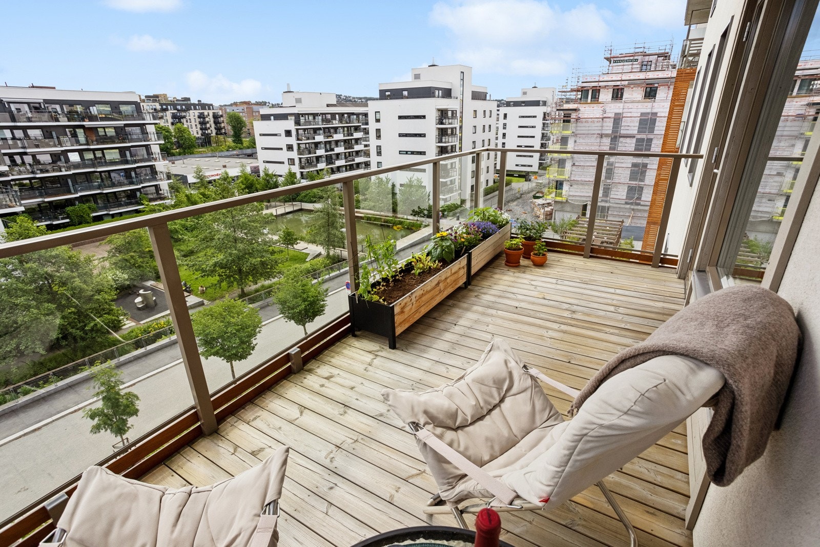 Stuen har utgang til usjenert, sydøstvendt balkong på 10 kvm med flott utsyn mot vannspeil Galleribilde