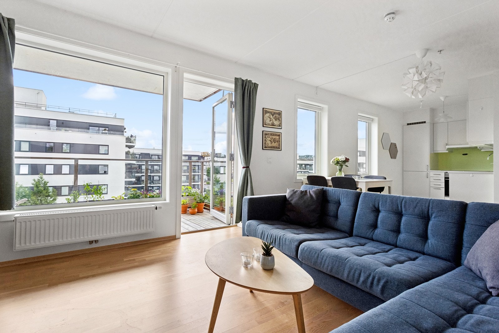 Stuen er lys med store vinduer og flott utsyn Galleribilde