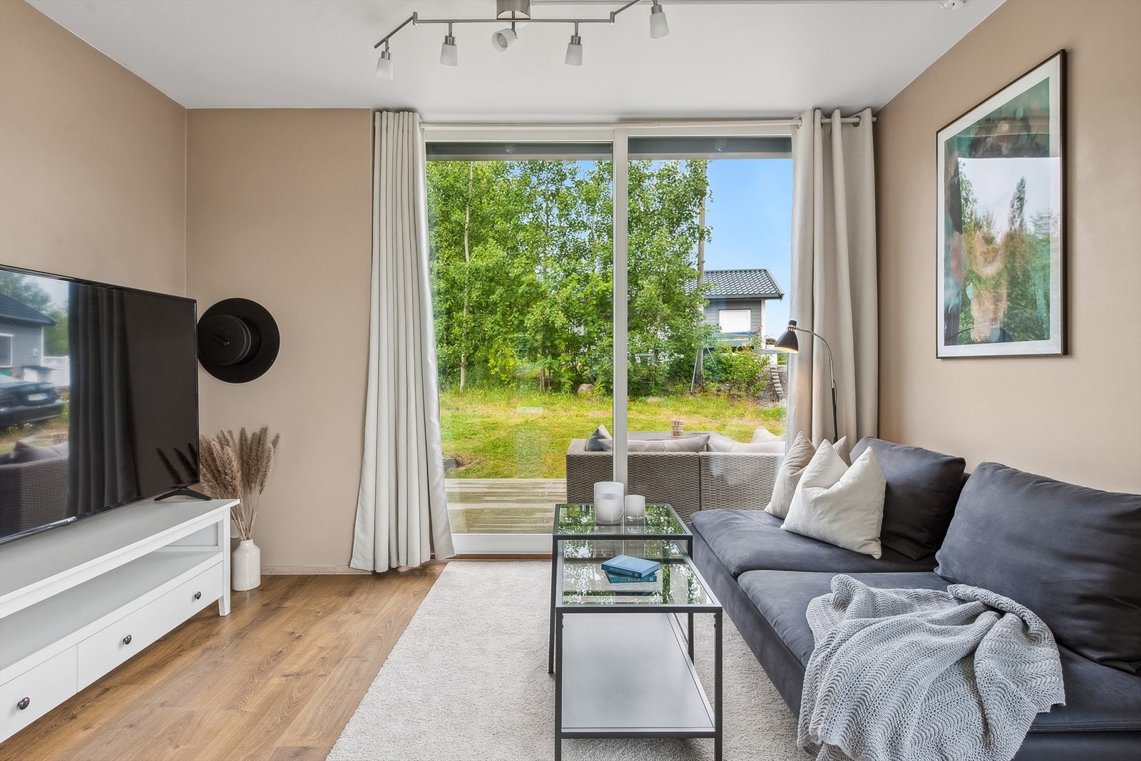 Det er moderne overflater med laminat på gulvet og slette, malt vegger i en lys tone. Galleribilde