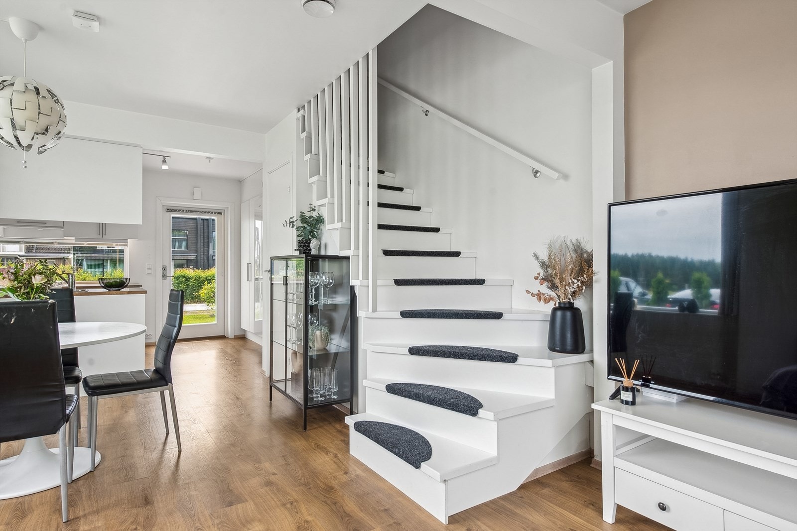Velkommen inn. Her er det åpen stue og kjøkkenløsning som gjør rommet mer sosialt. Galleribilde