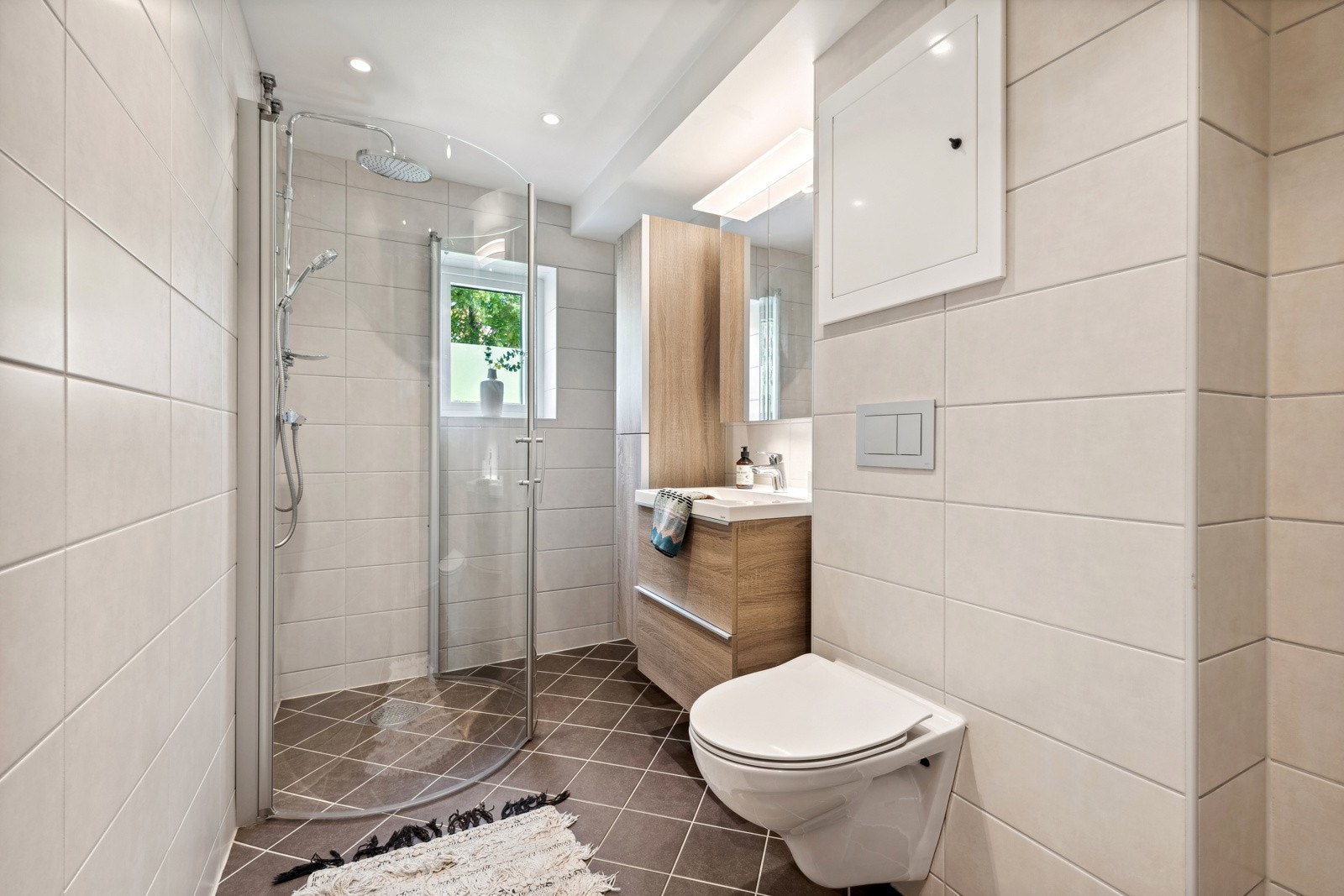 Flott bad der døren inn til badet er flyttet på slik ar det er god plass til vaskemaskin rett innenfor døren. Galleribilde