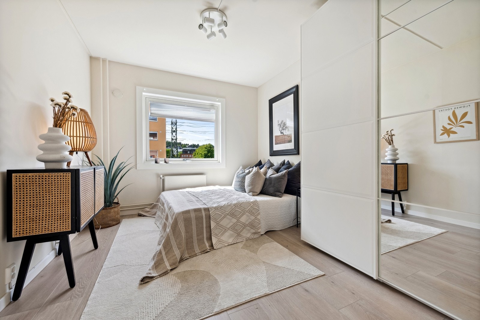 Lyst og fint soverom med god plass til dobbeltseng, nattbord mm. Galleribilde