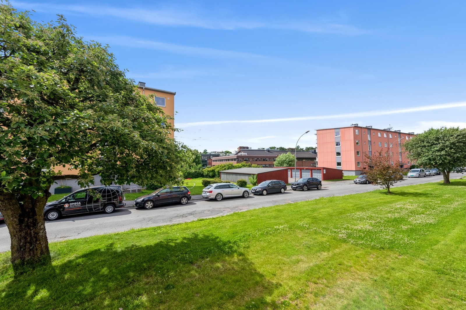 Utsikt fra balkongen mot rolig gate. Sentral og fin beliggenhet. Galleribilde