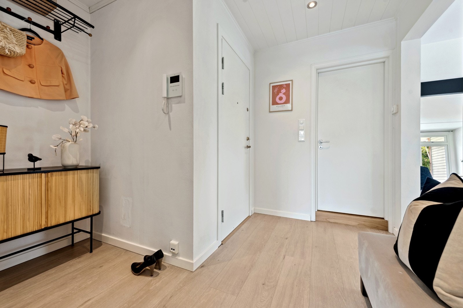 Stor og praktisk entre med god plass til garderobeskap, kommode, skoskap mm. Dørcalling med skjerm. Galleribilde
