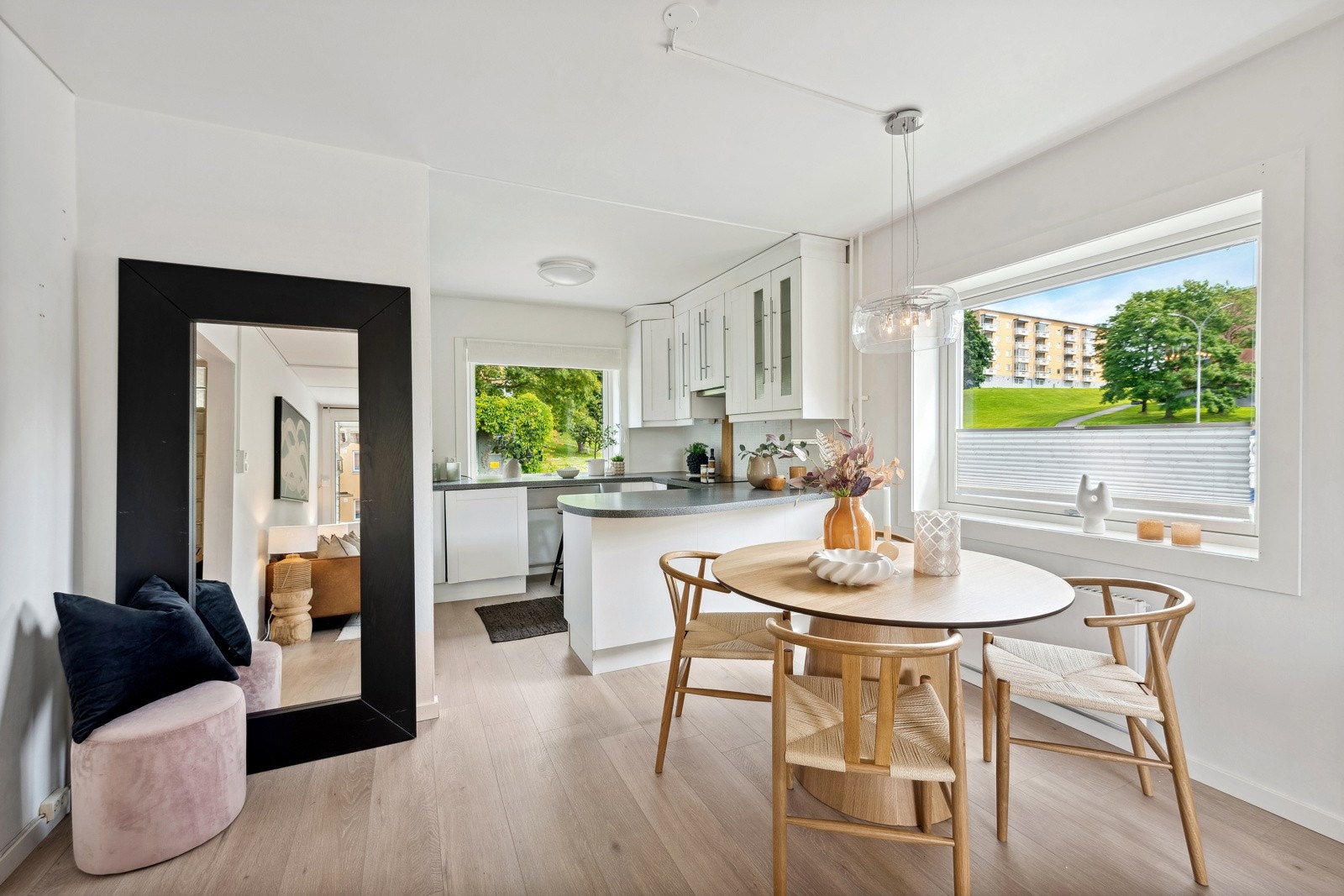 Kjøkken med åpen løsning mot stue og med god plass til spisebord. Galleribilde