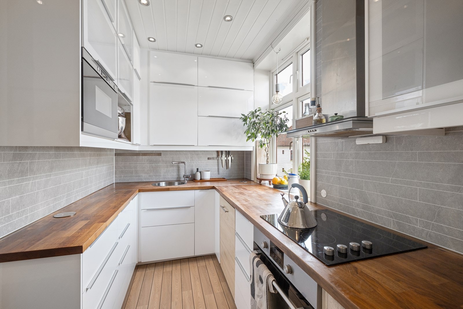 Innbydende, pent Ikea kjøkken fra 2017, adskilt fra stuen Galleribilde