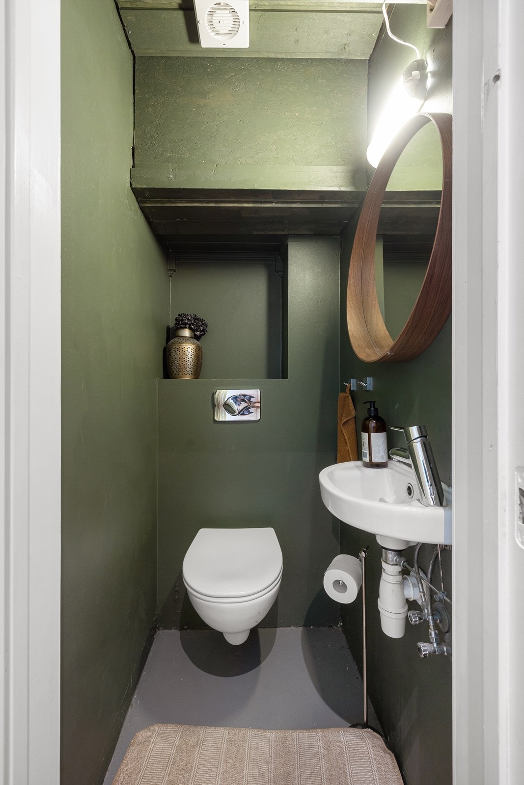 Praktisk separat toalett med adomst fra entré Galleribilde