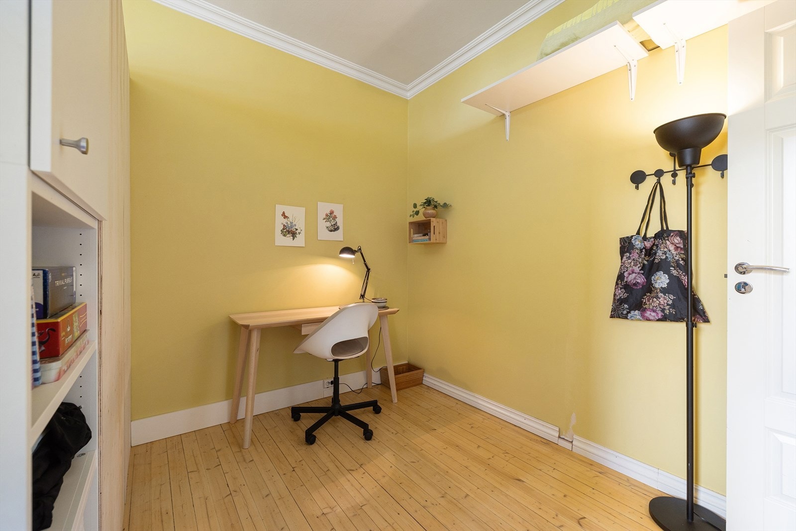 Alkoven benyttes i dag som kontor men kan benyttes som garderoberom eller annet ønskelig Galleribilde