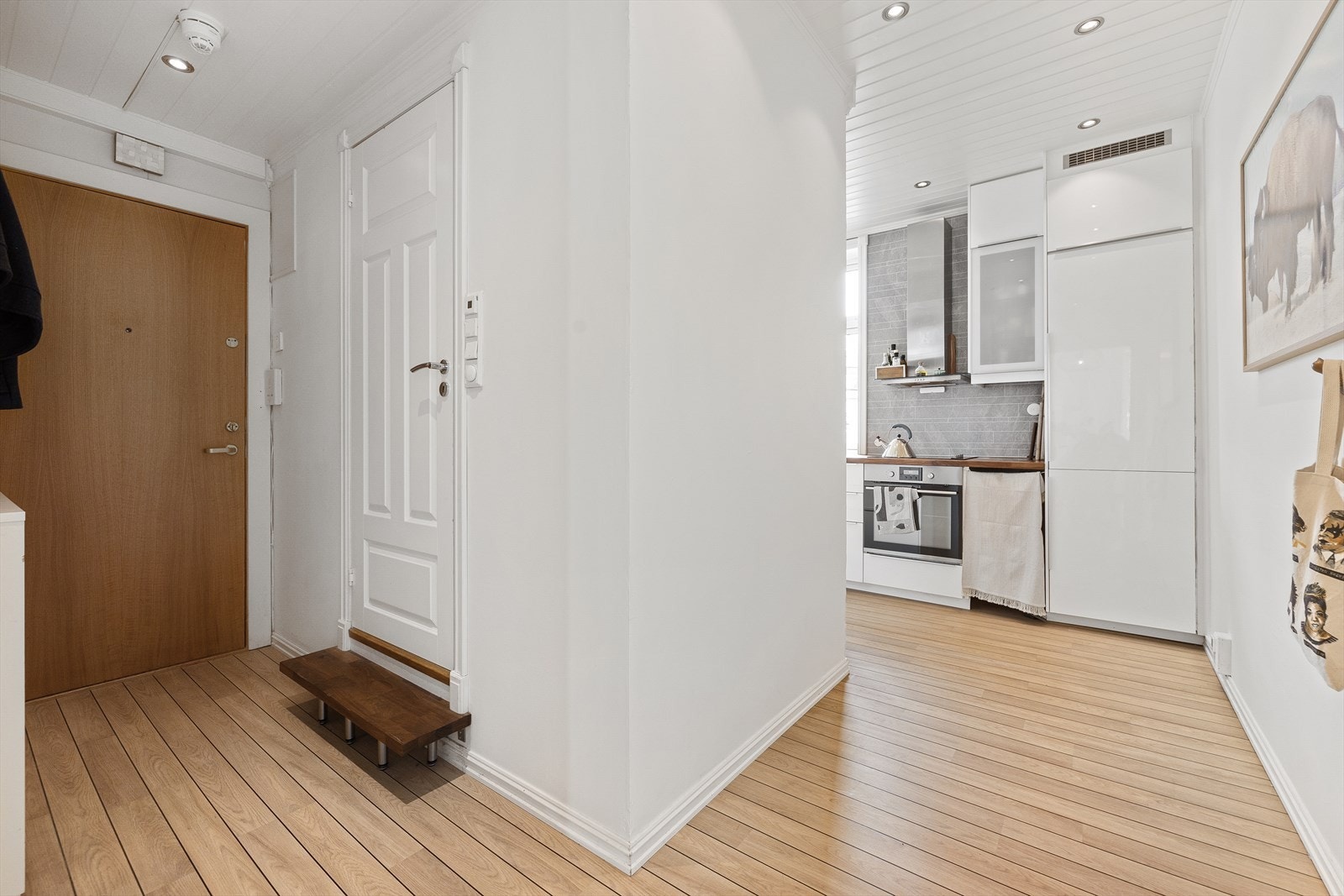 Stuen fører videre til entré/gang med adkomst til kjøkken, soverom, bad og toalettrom Galleribilde