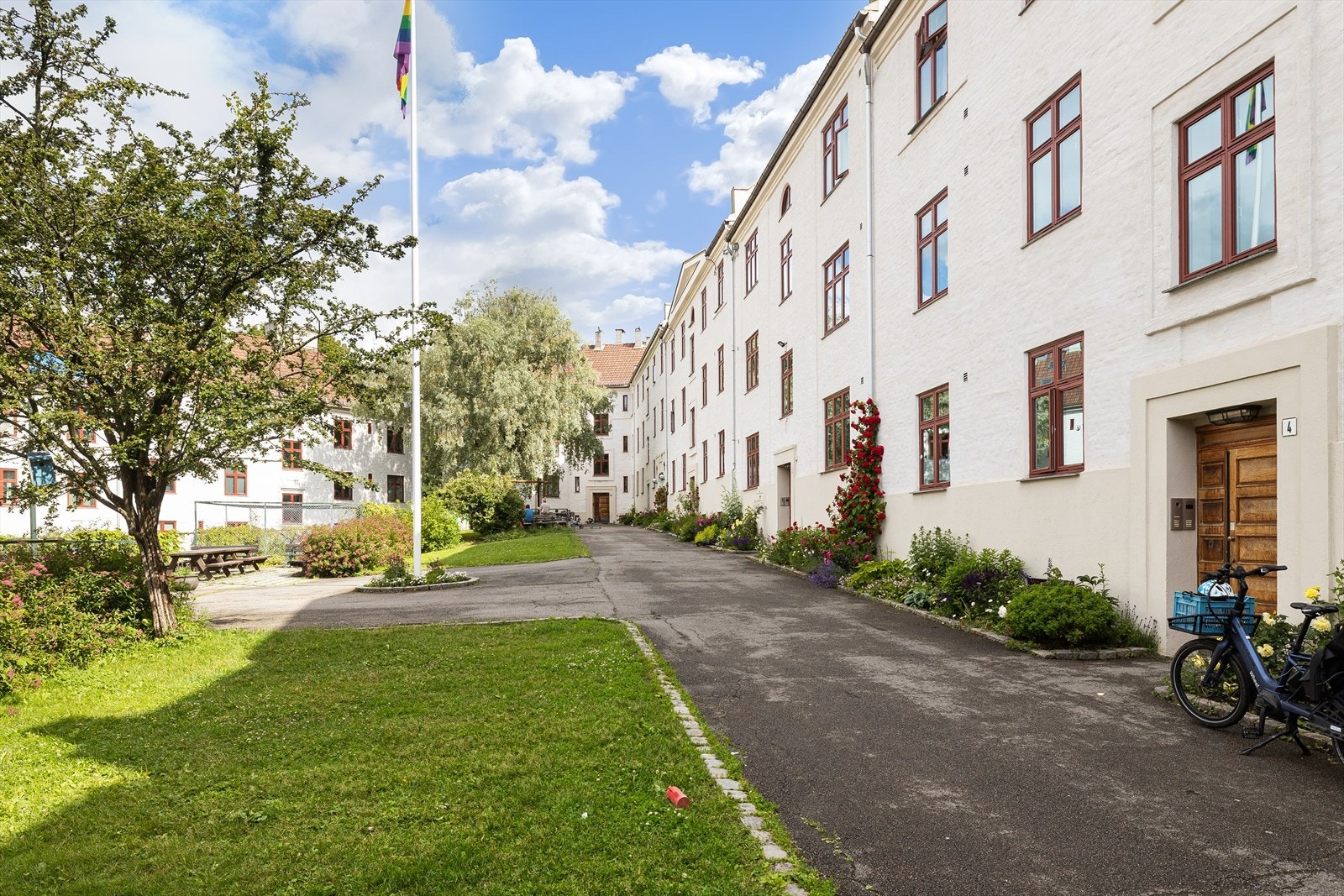 Flotte fellesområdet sørger for parkfølelse rett utenfor inngangsdøren Galleribilde