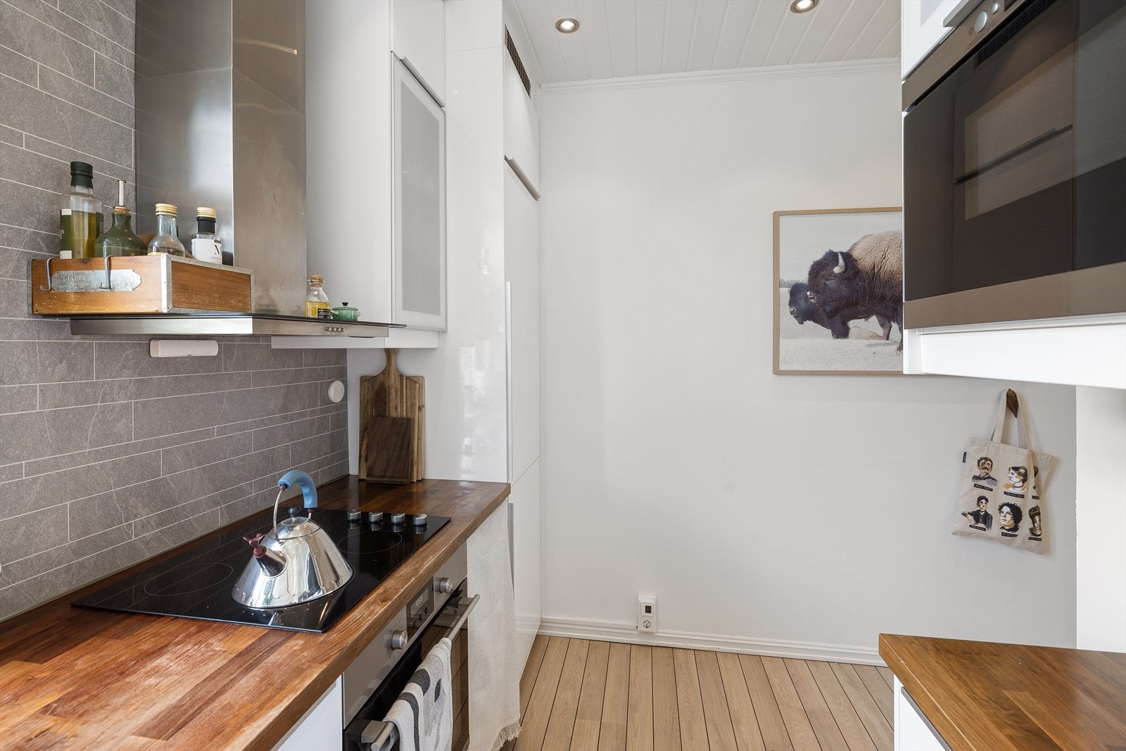 Det er kjøkkenventilator med kullfilter over stekesone, samt montert aquastop/lekkasjevarsler med sensor og magnetventil og komfyrvakt Galleribilde