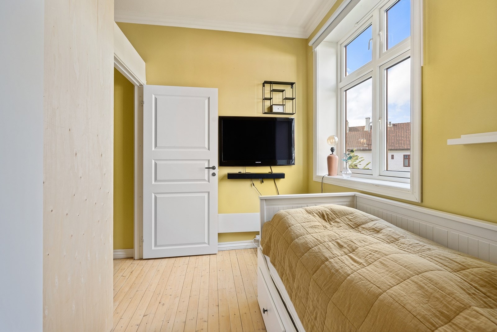 Soverommet har et stort vindu som slipper inn naturlig lys og er vendt mot bakgård skjermet fra trafikk og støy Galleribilde