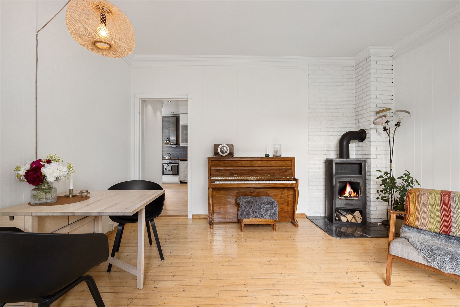 Sentralt i stuen er det plassert en hyggelig peisovn som gir godt med varme og hyggelige stunder på de kaldere dagene Galleribilde