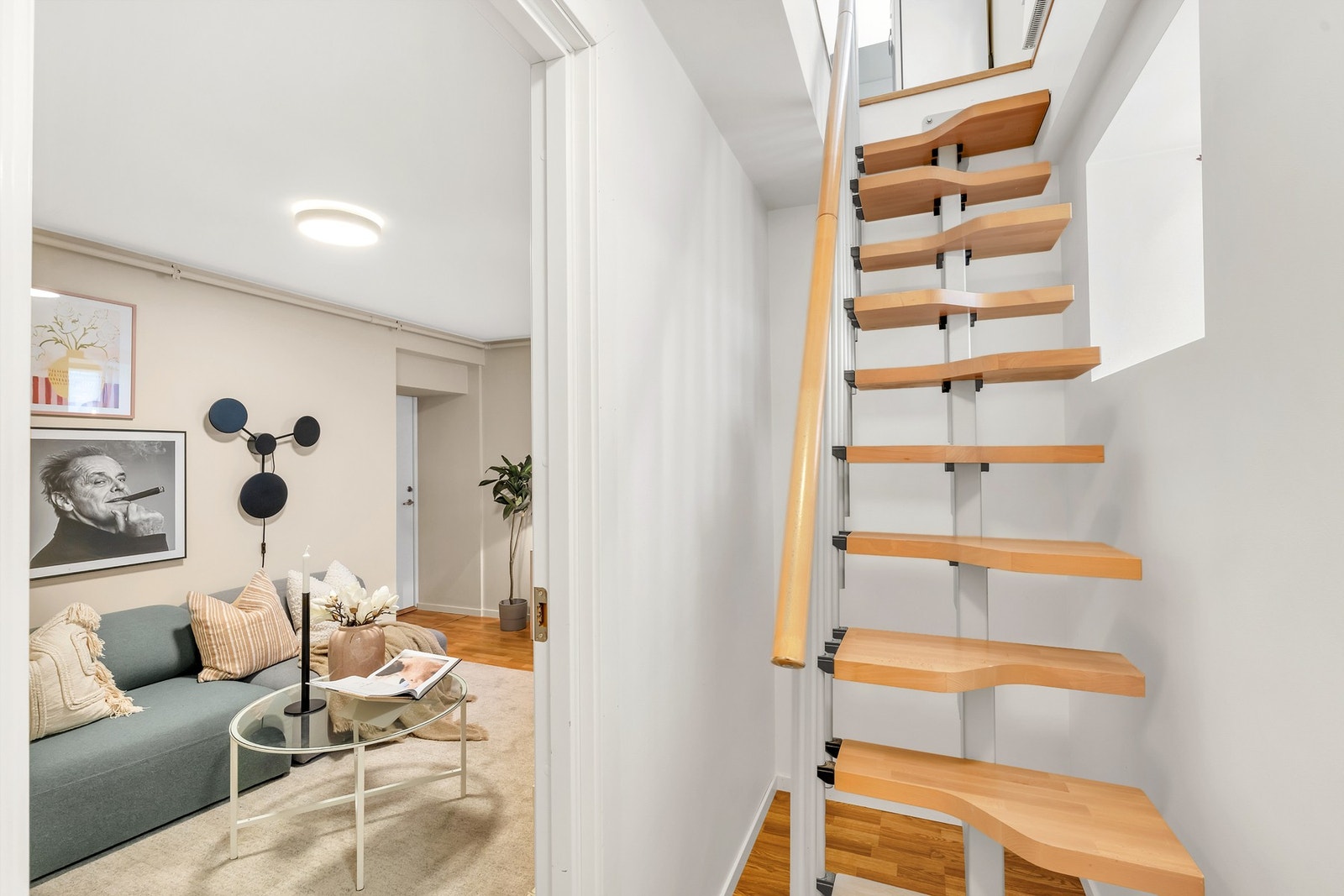 I enden av stuen finner vi trappen ned. Galleribilde