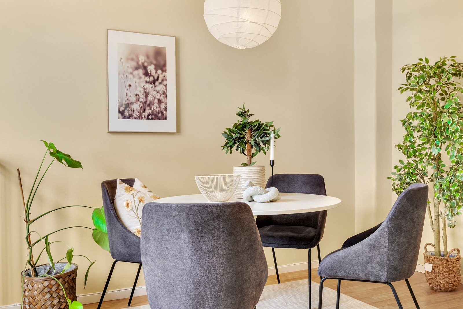 Her får du en lys flott leilighet som ligger i et populært område på Lademoen/Buran.
Den er i byggets 1. etasje og går over 2 plan. Galleribilde