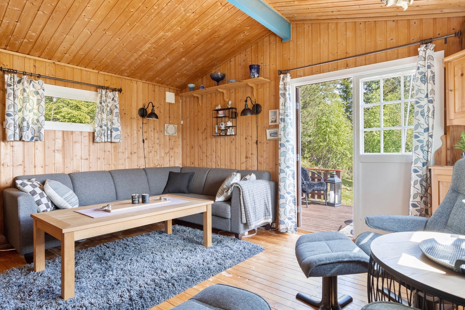 Store vindusflater og masse lysinnslipp gir en enda større romslig følelse. Fra stuen er det utgang til terrassen. Galleribilde