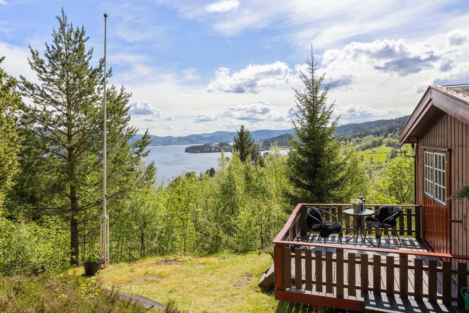 Med en usjenert terrasse på 7,4m² får man en fantastisk utsikt ut over Ånøya. Galleribilde