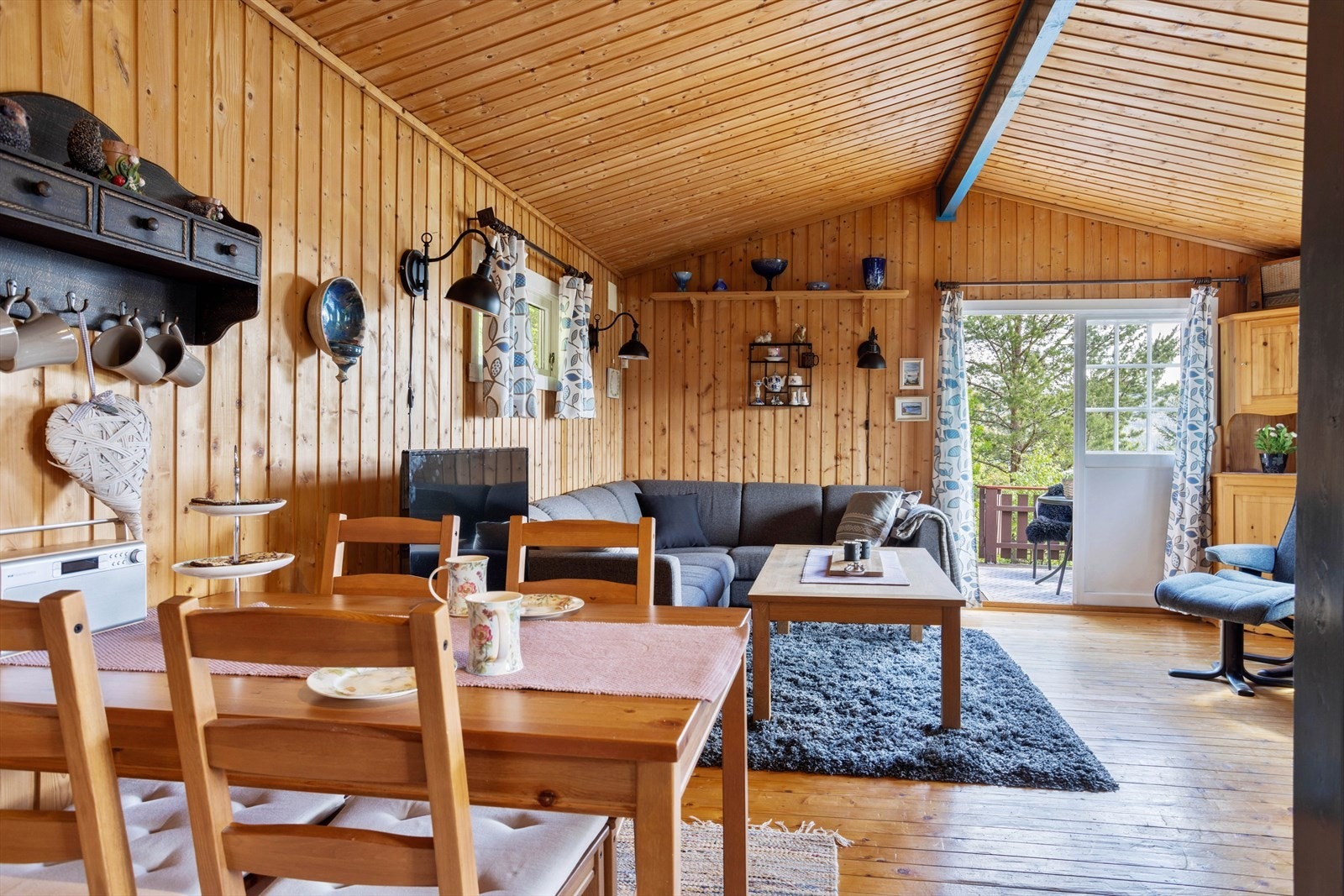 Hytta inneholder Entré, kjøkken, stue, 2 soverom, stellerom og innvendig bod. Galleribilde