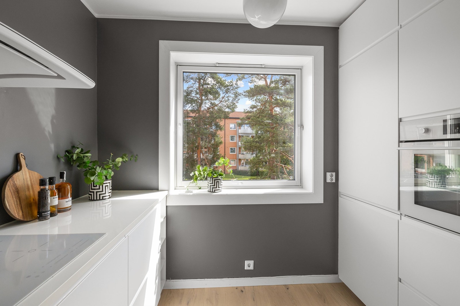 Det er rikelig med lagringsplass i både skuffer og skap. Den gode benkeplassen gjør det enkelt å diske opp lekre middager. Galleribilde