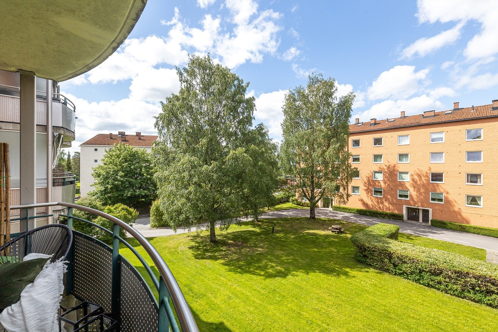 Herfra ser du ut mot borettslagets fine, frodige grøntområder. Galleribilde