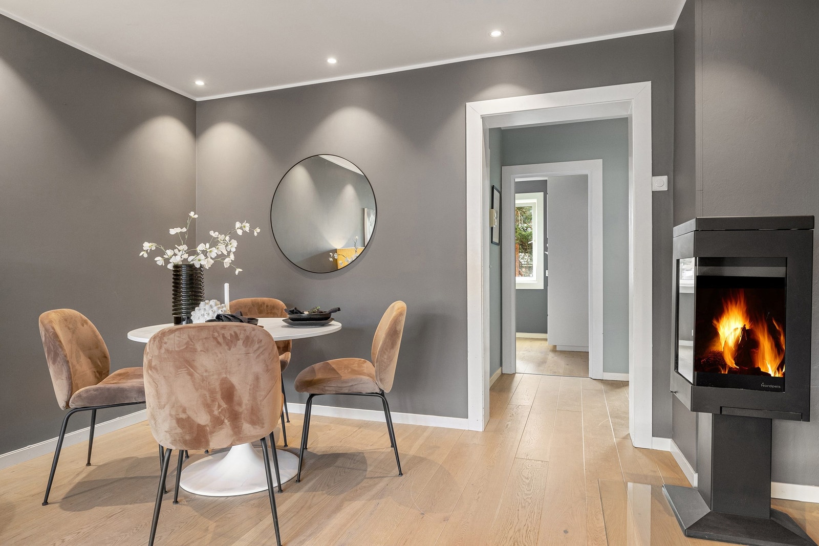 Stuen har en fin plass for å innrede med et spisebord med gode muligheter for å invitere familie og venner på middag. Galleribilde