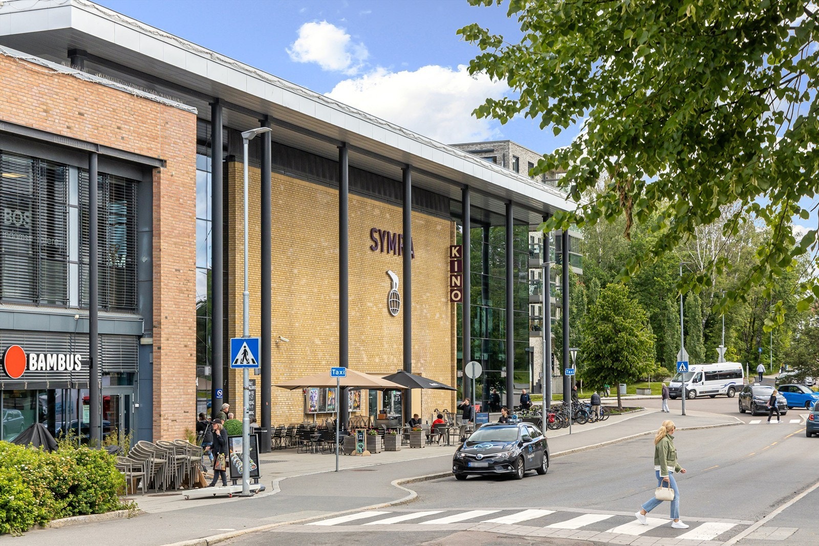 Attraktiv og sentral beliggenhet i et hyggelig nabolag på Lambertseter. Nærhet til bl.a. store fri- og skogområder, lekeplasser, offentlig kommunikasjon, dagligvare, servicetilbud, barnehager, skoler og treningssenter. Galleribilde