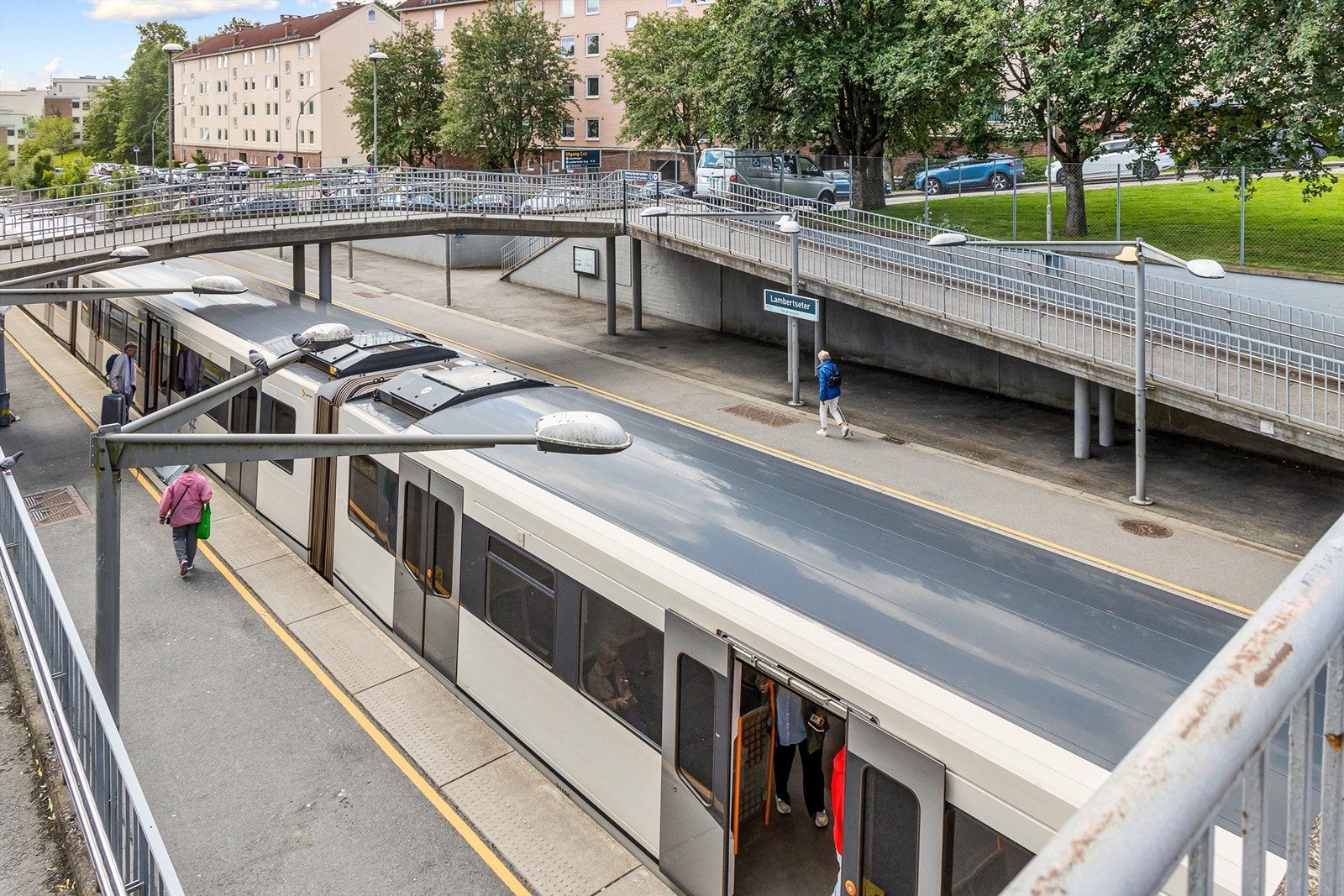 God offentlig transport i området: Bussforbindelser ved Munkelia T-bane og Lambertseter senter (linje 75 og 79, samt flybuss som tar deg til Gardermoen på 59 minutter). Galleribilde