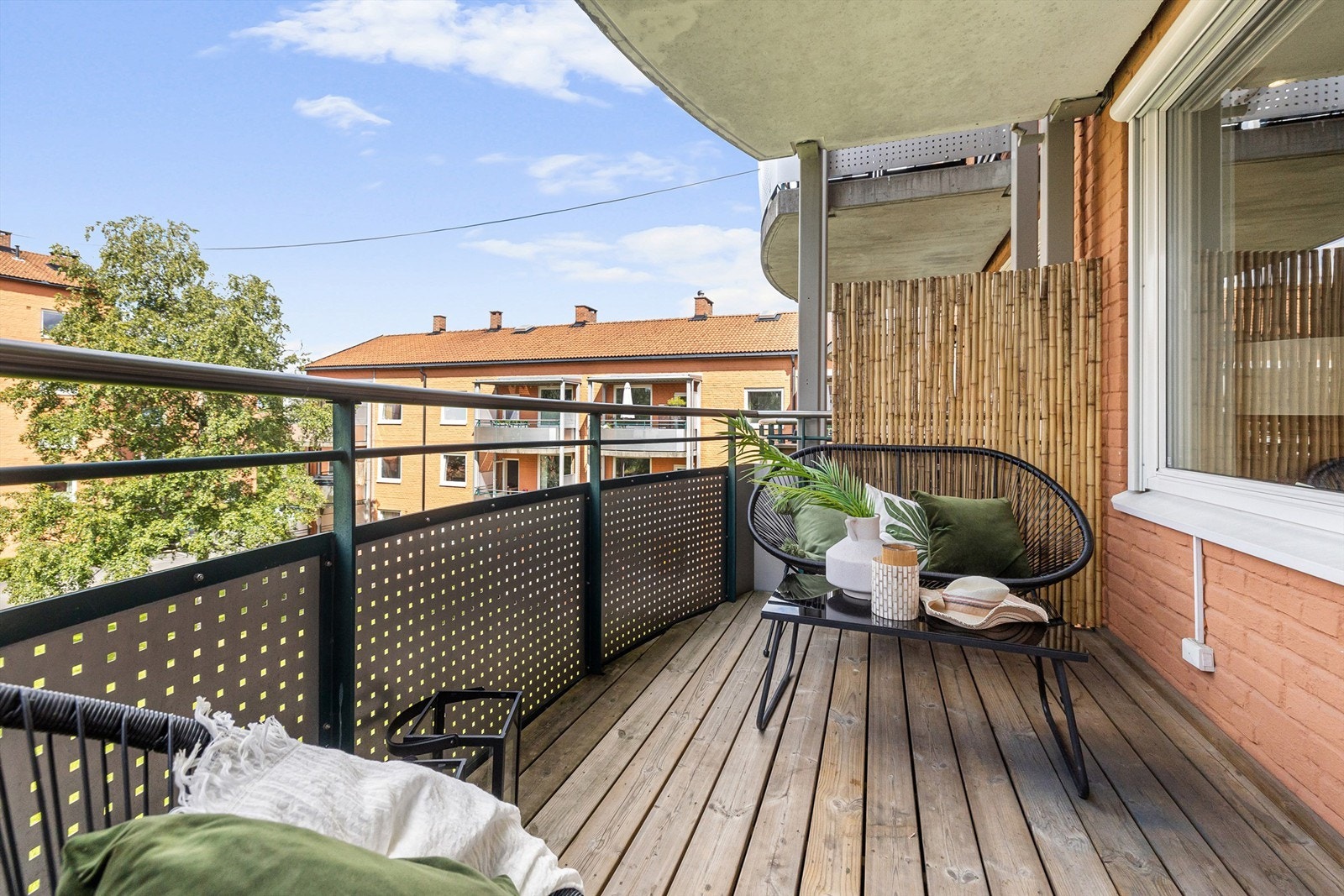 På sommeren oppleves balkongen som en naturlig og fin forlengelse av stuen. Balkongen peker mot vest og selger informerer om gode solforhold med sol store deler av dagen. Galleribilde