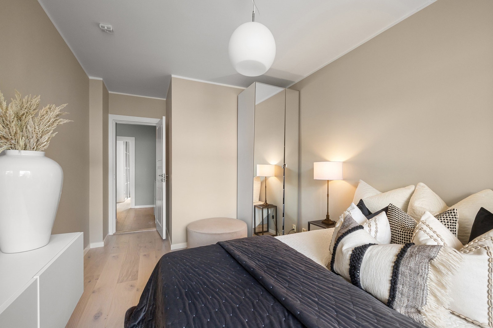 Det er også god plass for ønsket oppbevaringsmøblement. Galleribilde