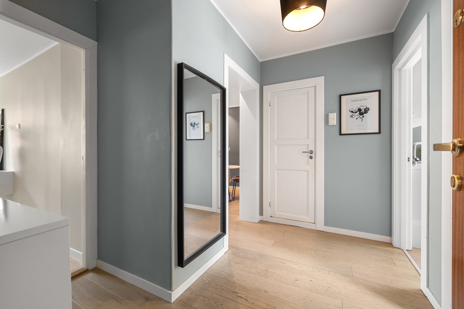 Velkommen inn! Entréen er lys og innbydende og gir et godt førsteinntrykk av boligen. Det er god plass for å henge fra seg yttertøyet og sette fra seg sko. Galleribilde