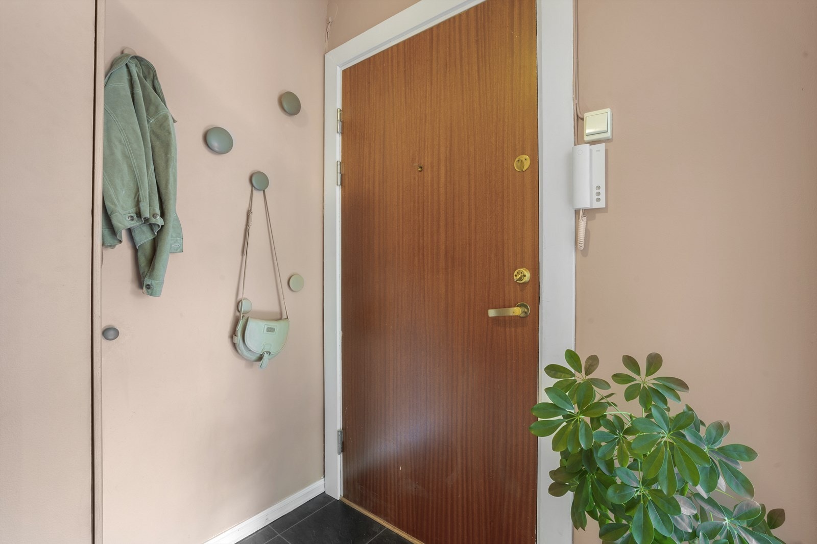 Her er det montert dørcalling så man enkelt kan slippe inn gjester fra bakkeplan. Galleribilde