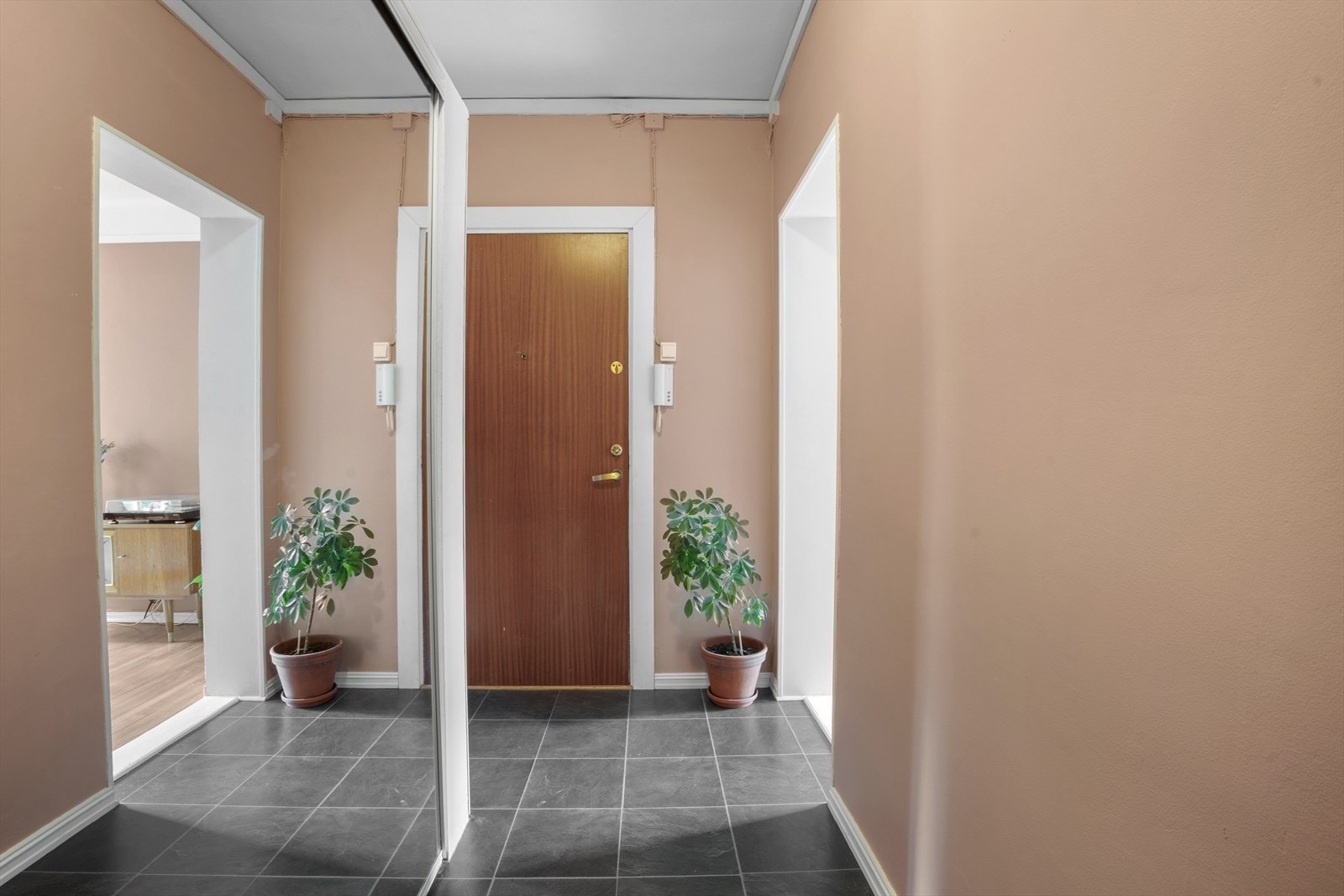 Velkommen inn! Boligens entré har et stort og praktisk garderobeskap for sko- og klesoppbevaring. Galleribilde