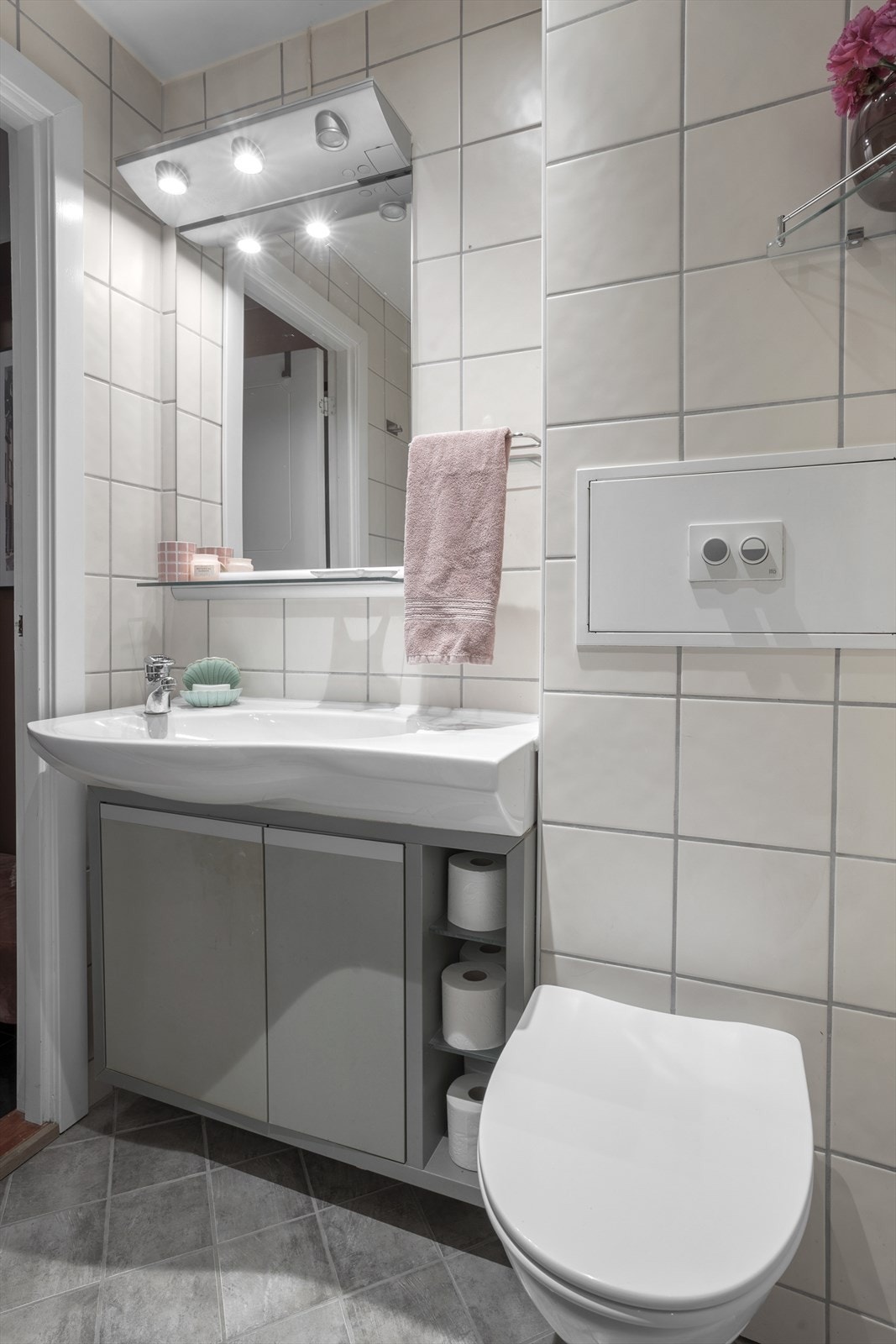 Innredning med vegghengt klosett, servantinnredning, servant med ettgreps blandebatteri, dusjdører, dusjarmatur, opplegg og plass til vaskemaskin. Galleribilde