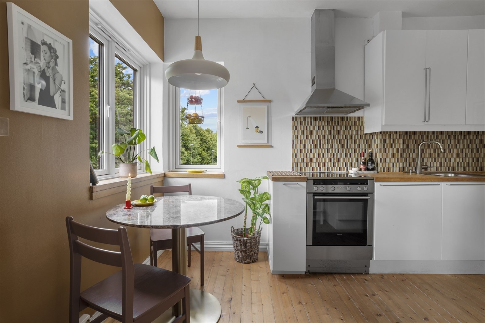 Ved vinduet på kjøkkenet er det god plass til et hyggelig frokostbord. Galleribilde