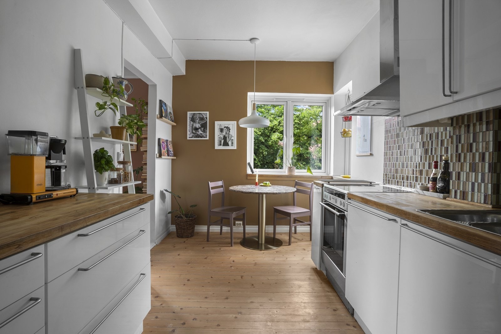 Kjøkkenet har godt med skap- og benkeplass og rikelig mengder med naturlig lys slippes inn gjennom vinduene. Galleribilde