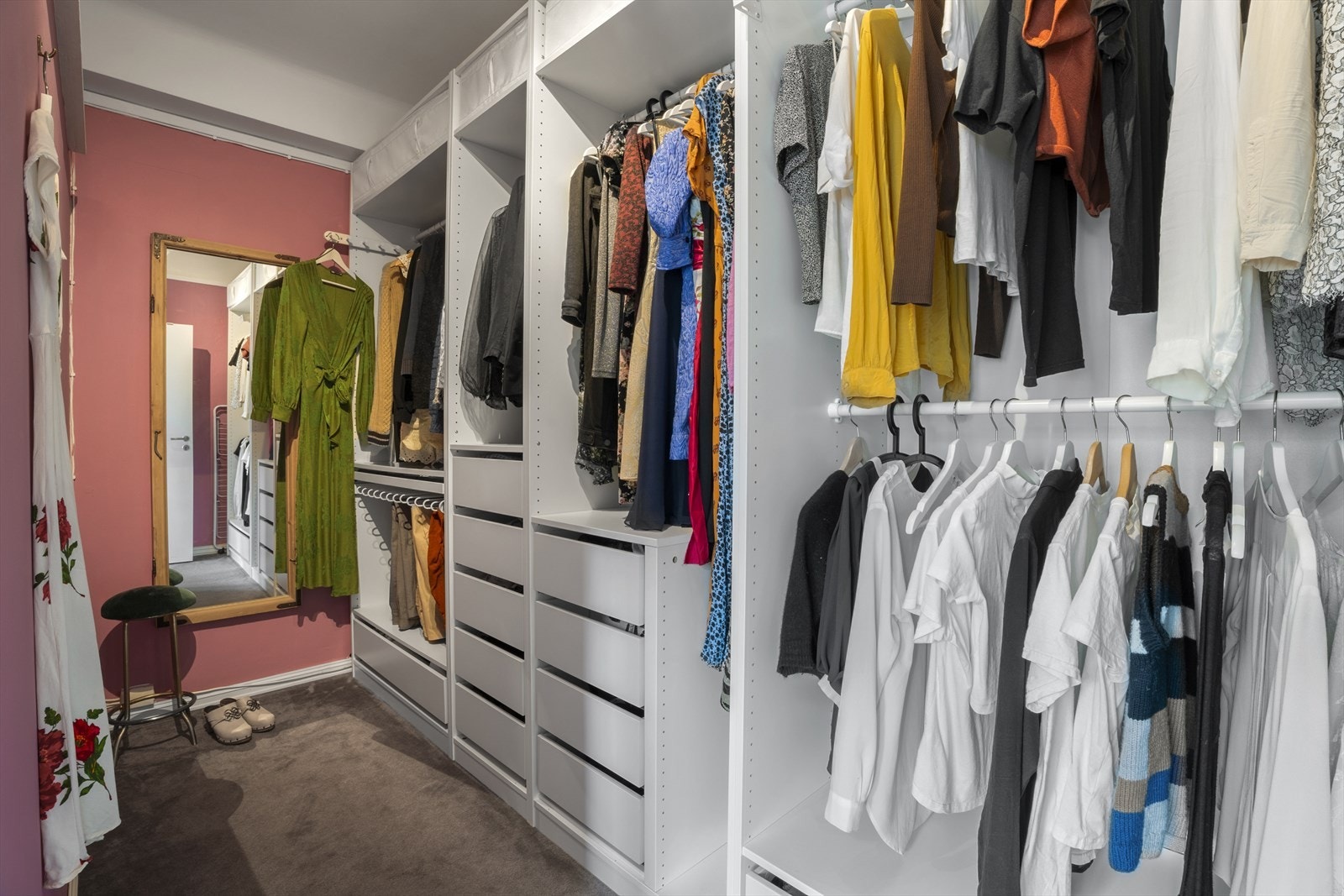 Soverommet ligger i tilknytning til en praktisk walk-in-garderobe. Her skapes det gode oppbevaringsmuligheter. Galleribilde