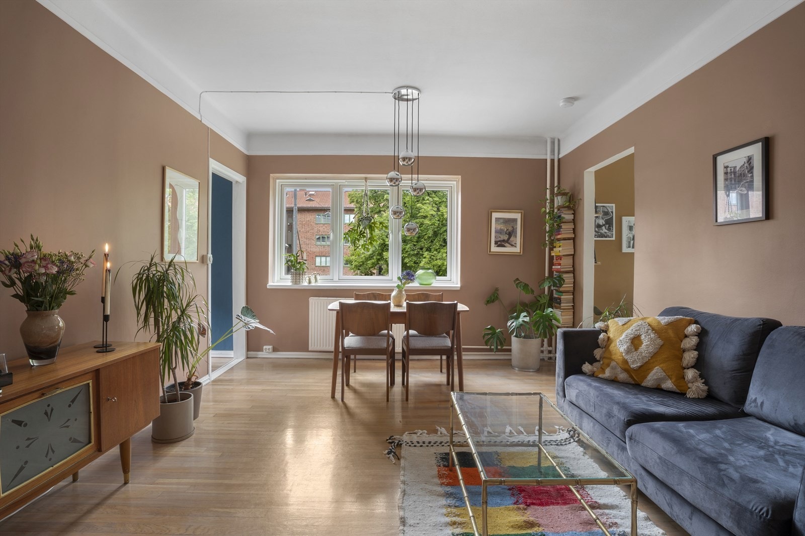 En flott innbydende og stor 2-roms selveier med gjennomgående planløsning. Galleribilde