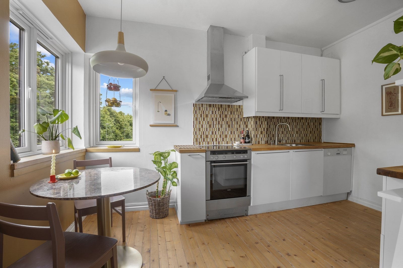 Kjøkkenet er utstyrt med ventilator, kum med ettgreps blandebatteri, komfyr med platetopp, kjøl/fryseskap og oppvaskmaskin. Galleribilde