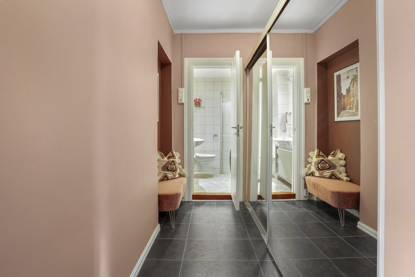 Entréen er meget innbydende, malt i fine og tidsriktige farger. Galleribilde