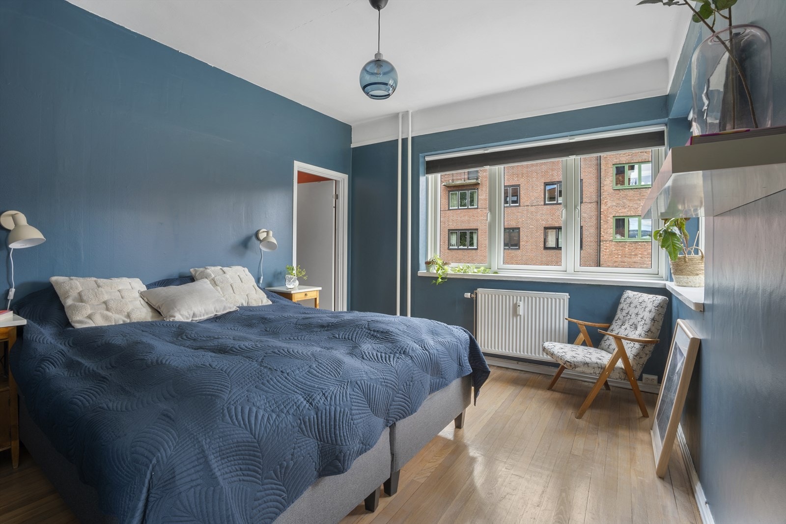 Leilighetens soverom er innbydende med store vindusflater som slipper inn rikelig med dagslys. Galleribilde