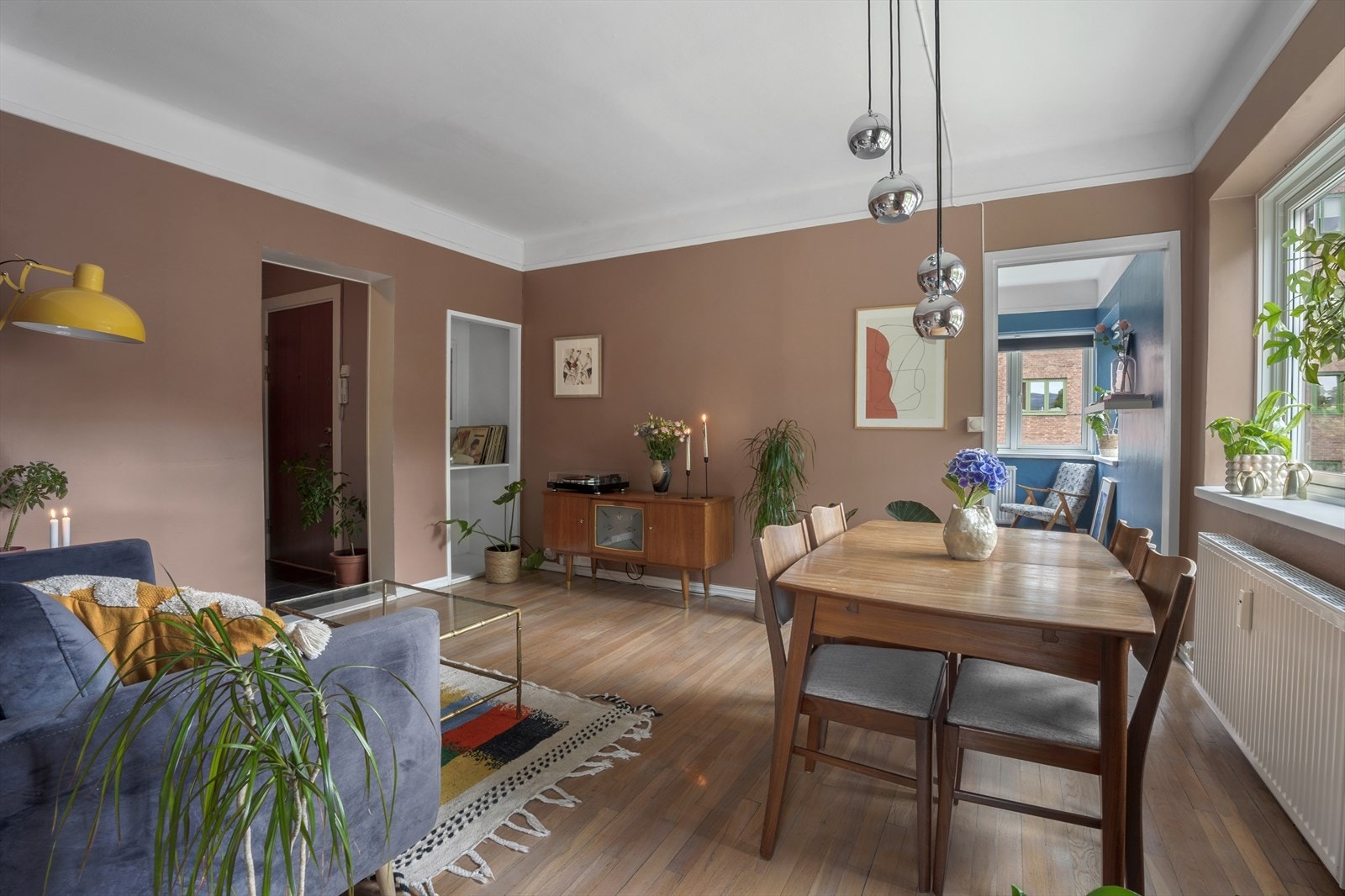 Stuen er av god størrelse, her er det plass til stor sofa, tilhørende møblement, spisebord og annet ønskelig interiør. Galleribilde